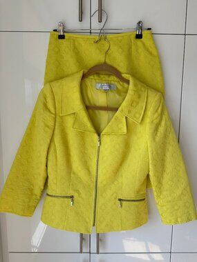 TAHARI ARTHUR S. LEVINE Yellow Suit - Size 4 - Excellent Condition